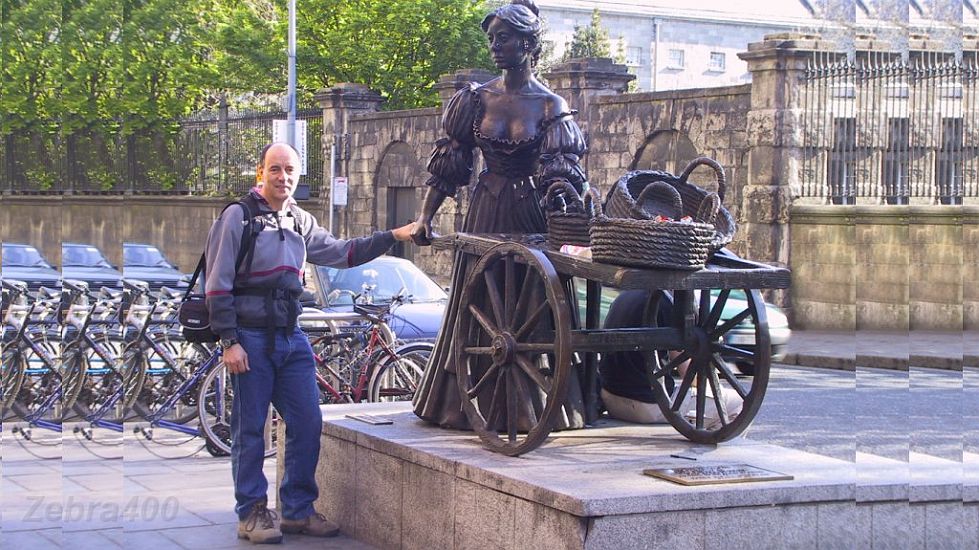 03-Laurie gets up close & personal with Molly Malone & her wheel barrow.JPG